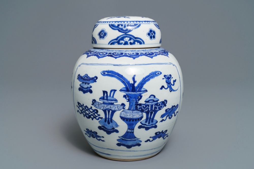 Un pot couvert en porcelaine de Chine bleu et blanc &agrave; d&eacute;cor d'antiquit&eacute;s, Kangxi